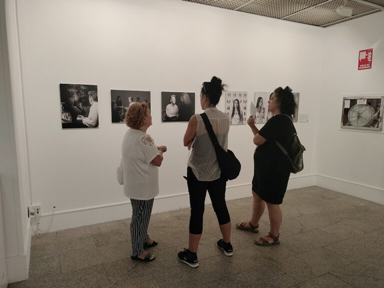 ‘Tinta y luz’: el reflejo de las supervivientes de violencia machista se expone en Leganés