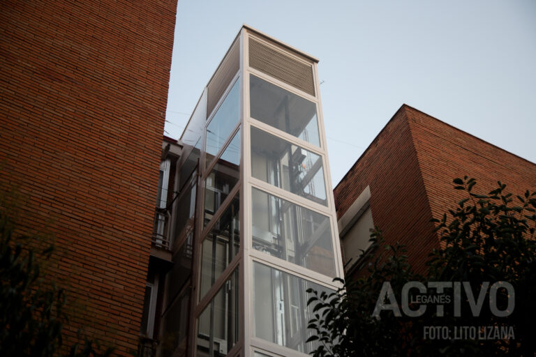 «No es un lujo, es dignidad»: la dura espera de vecinos de Leganés para instalar un ascensor