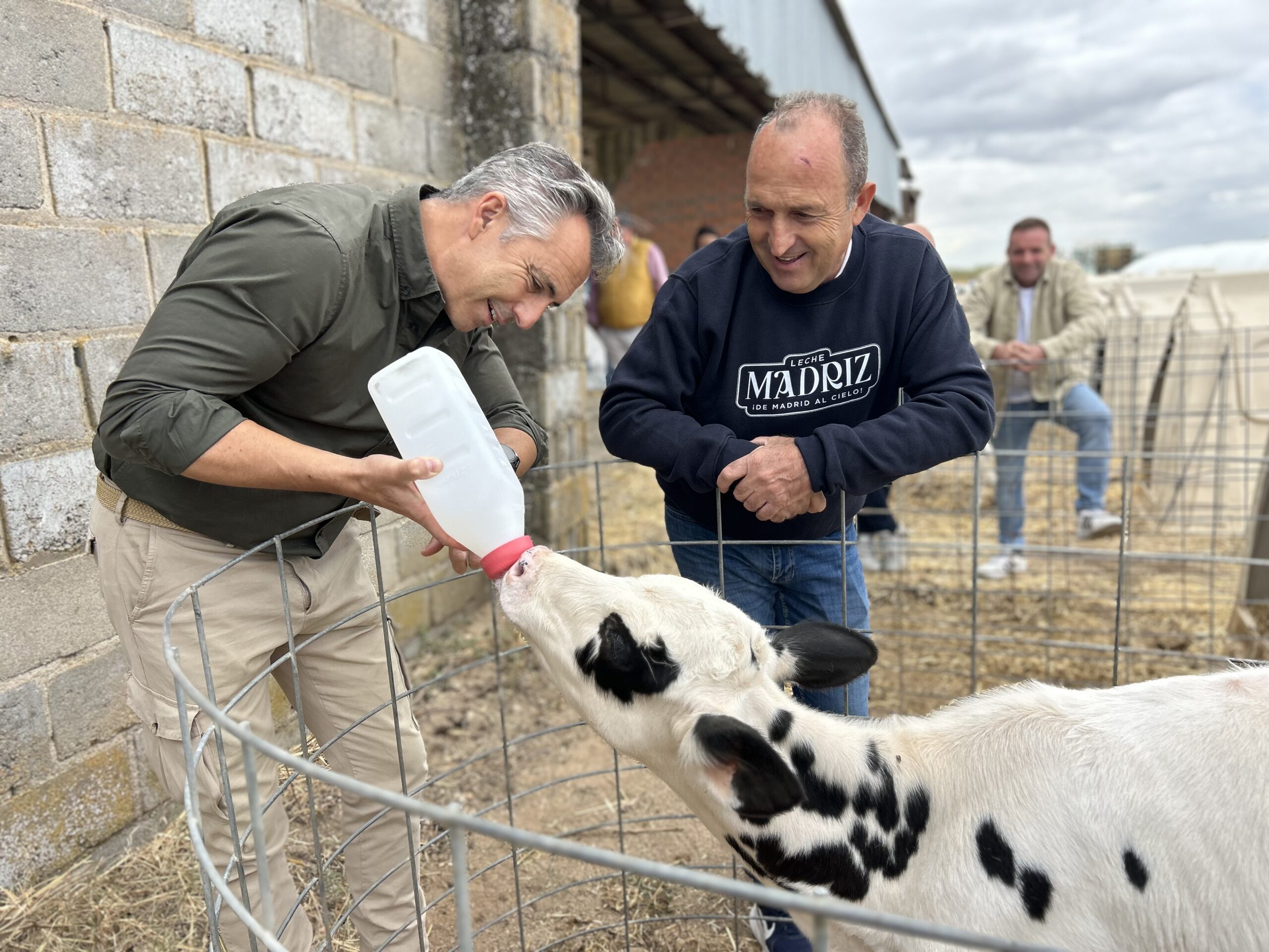Novillo (PP) visita una explotación láctea de la región.