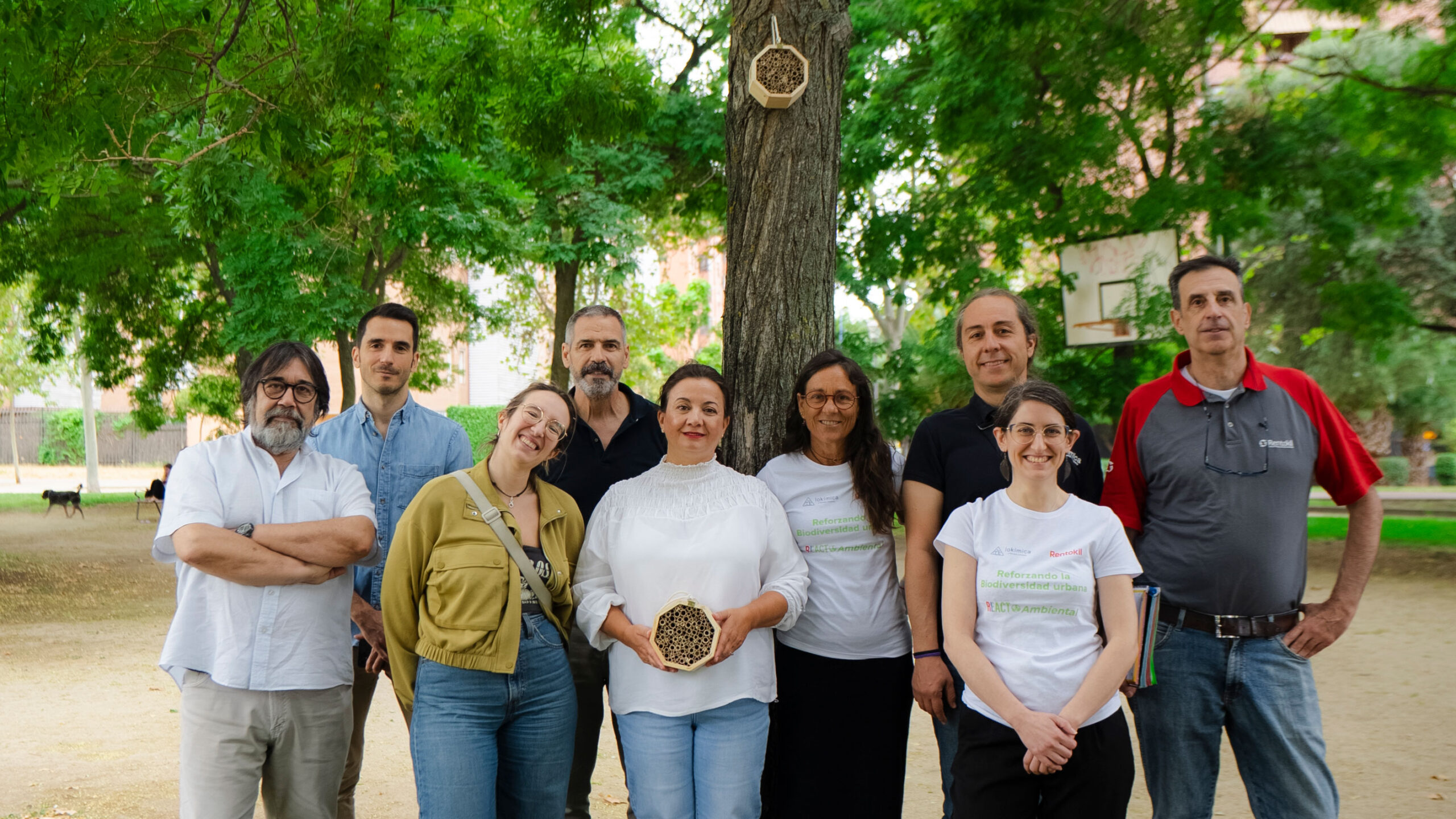 Instalación de hoteles de insectos en árboles de Leganés