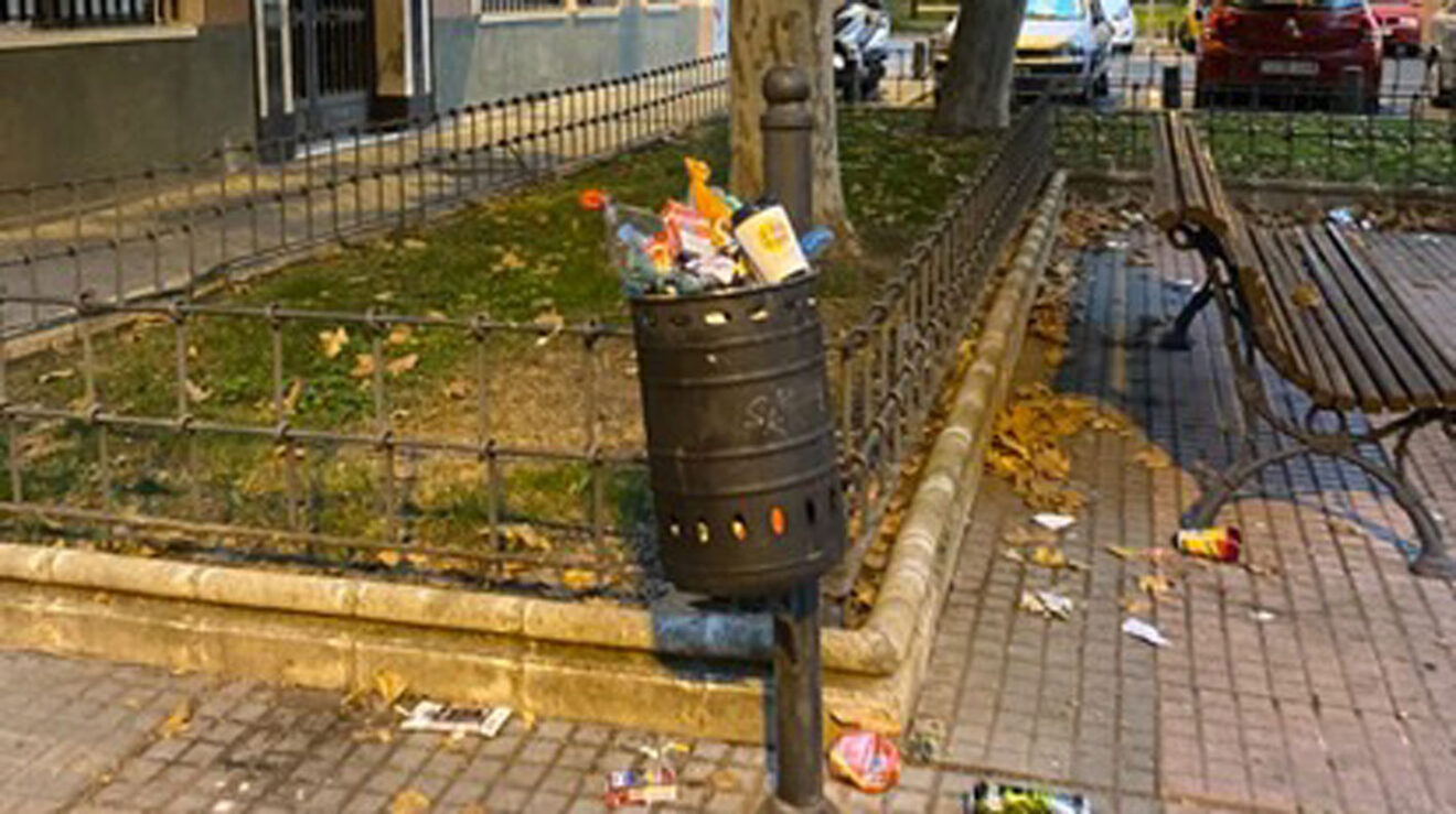 Palera llena y basura en el suelo de Leganés