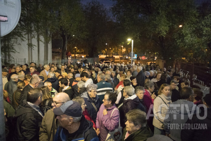 Concentración en defensa de la sanidad pública frente al CS Jaime Vera.
