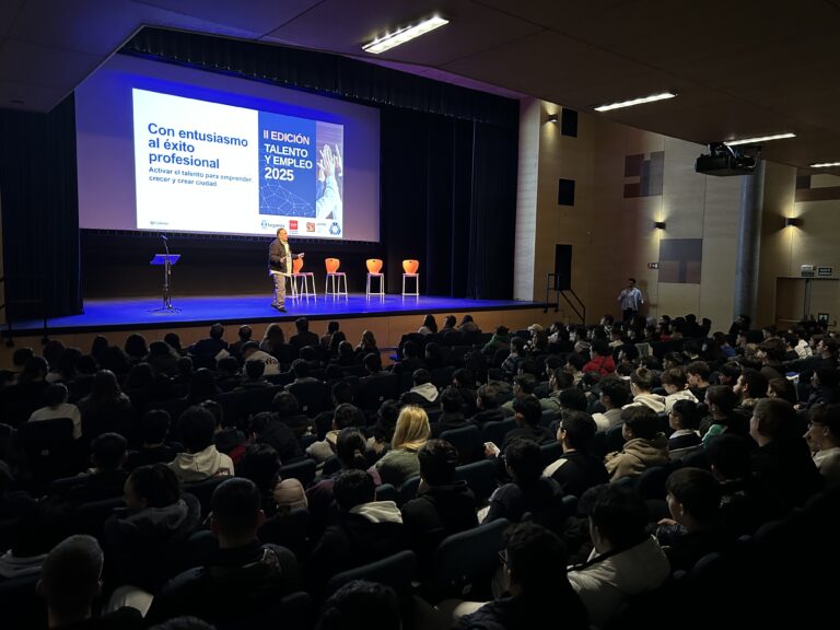 Más de 400 estudiantes de FP de Leganés asisten a una conferencia motivadora en ‘Talento y Empleo’