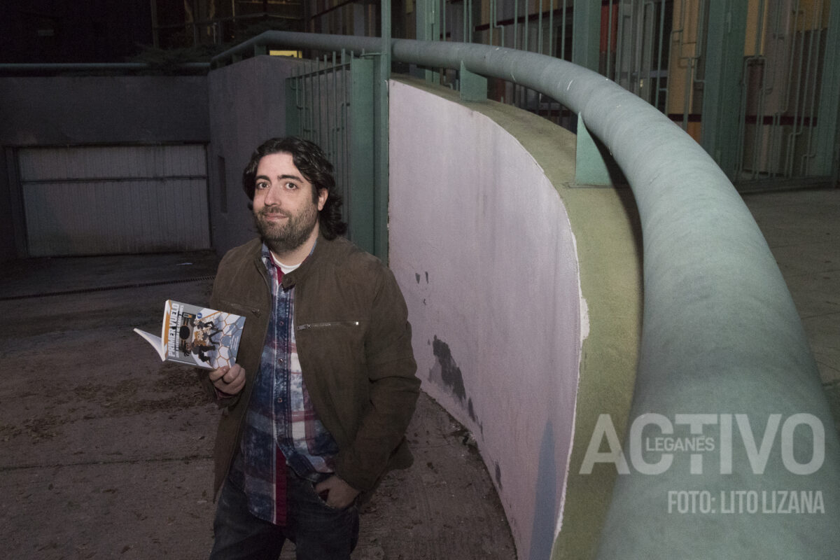 Ángel Ropero, posa con su novela 'El primer vuelo'.