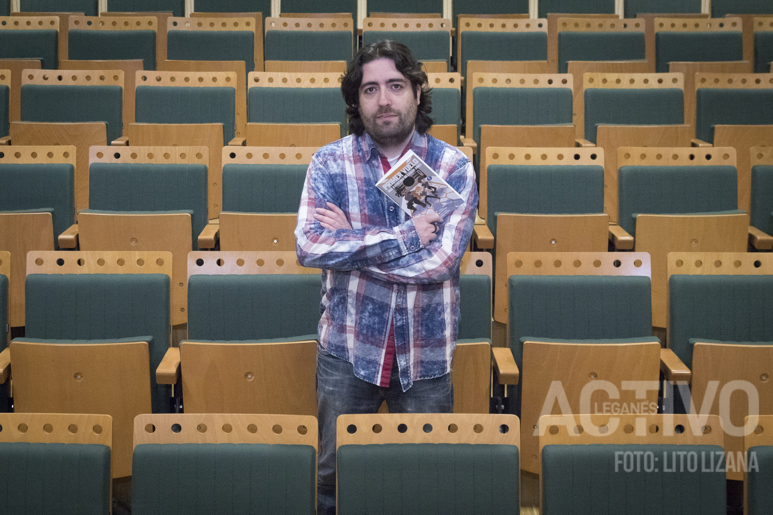 Ángel Ropero, posa con su novela 'El primer vuelo'.