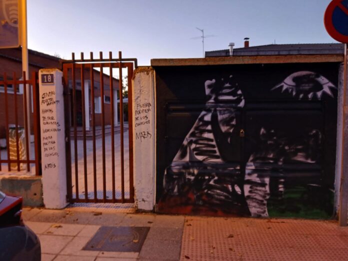 Pintadas en el mural por la paz del CEIP Trabenco de Leganés