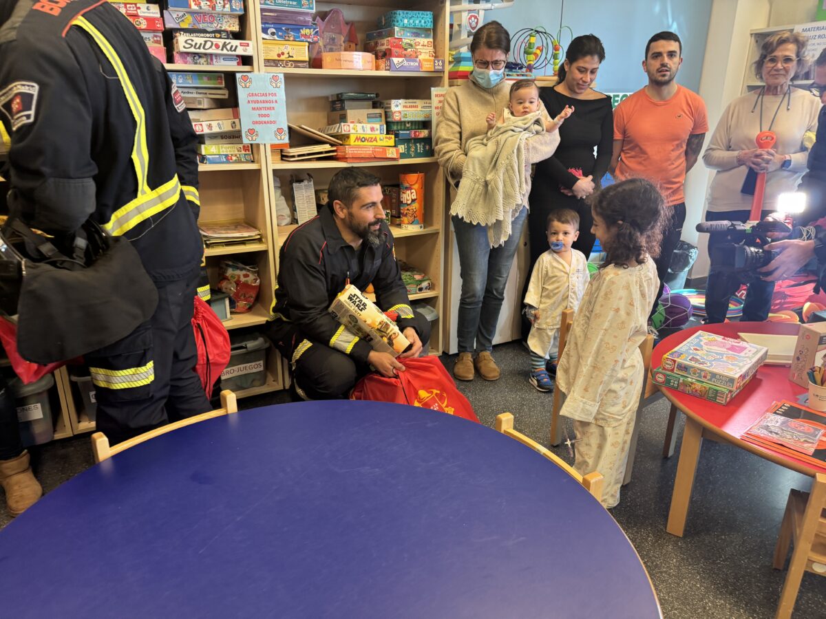 Bomberos visitan un hospital por Navidad
