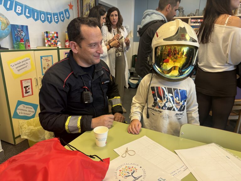 Los bomberos sorprenden a los niños ingresados en los hospitales de Leganés con su tradicional visita navideña