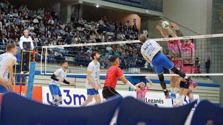 El UC3M Voleibol Leganés se queda a un paso del triunfo ante el CV Melilla en un partido decidido en el tie-break