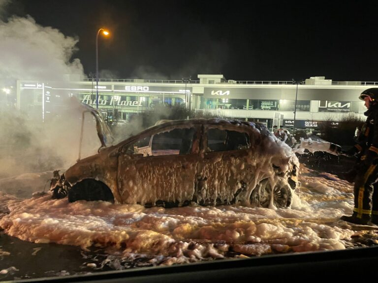 El incendio de un coche bloquea la entrada de Leganés en plena Nochevieja