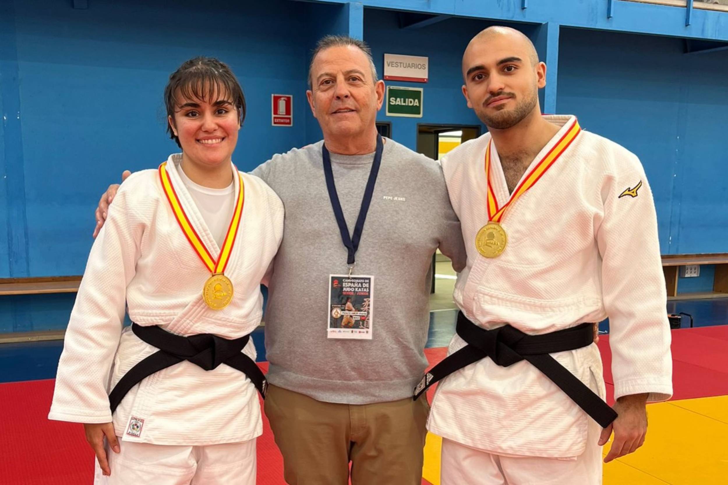 Sandro y Andrea Nuzzi con su entrenador, Vicente Picazo