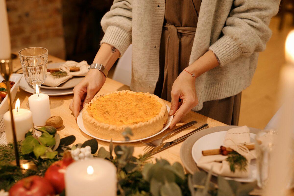 Postre navideño servido en una mesa durante una cena festiva.