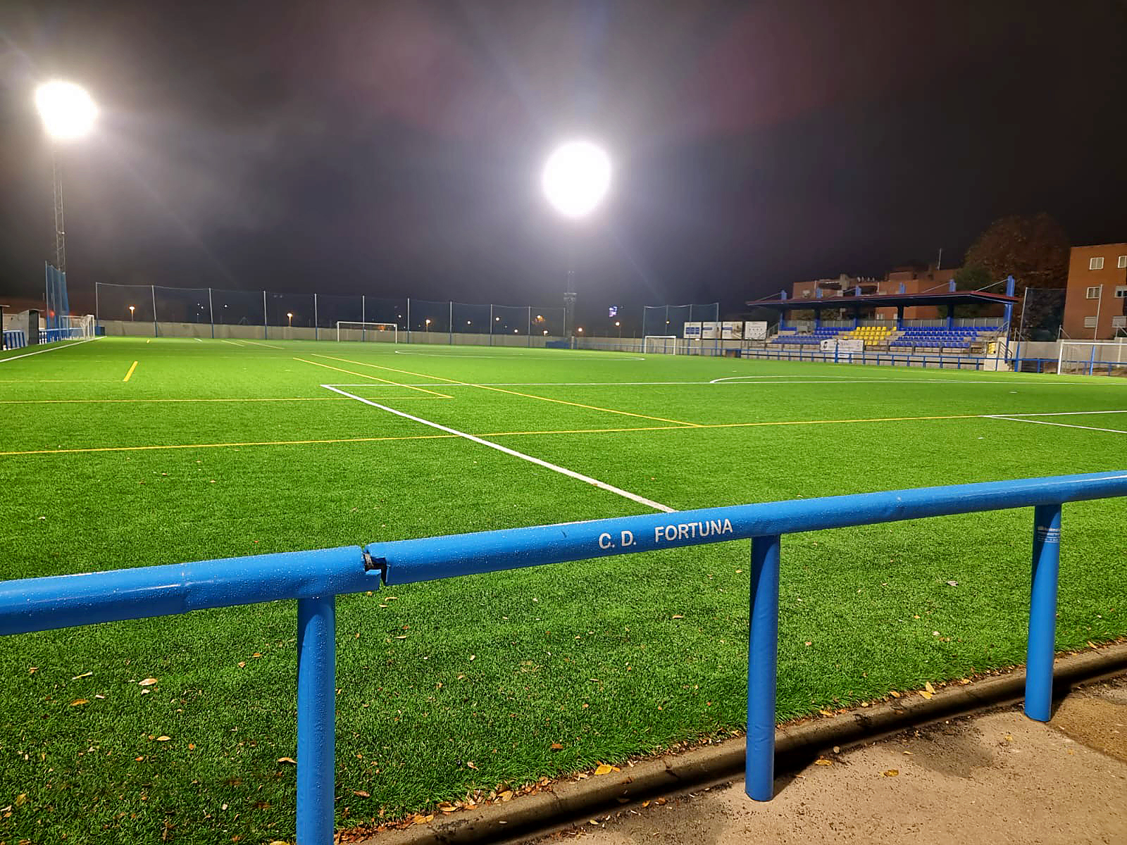 Iluminación LED en el campo de fútbol de La Fortuna