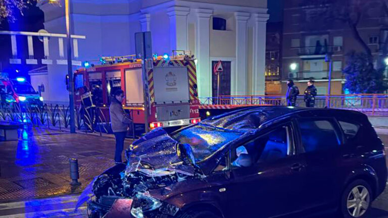 Un coche vuela tras perder el control en una curva y termina bajo el puente tragacamiones