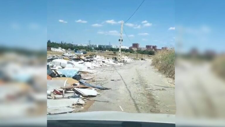 Kilómetros de escombros para llegar a su casa de Leganés: «Hemos sobrepasado los límites»