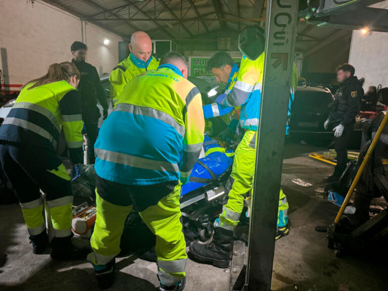 Salvan la vida a un hombre de 55 años tras caerle un coche encima en Leganés
