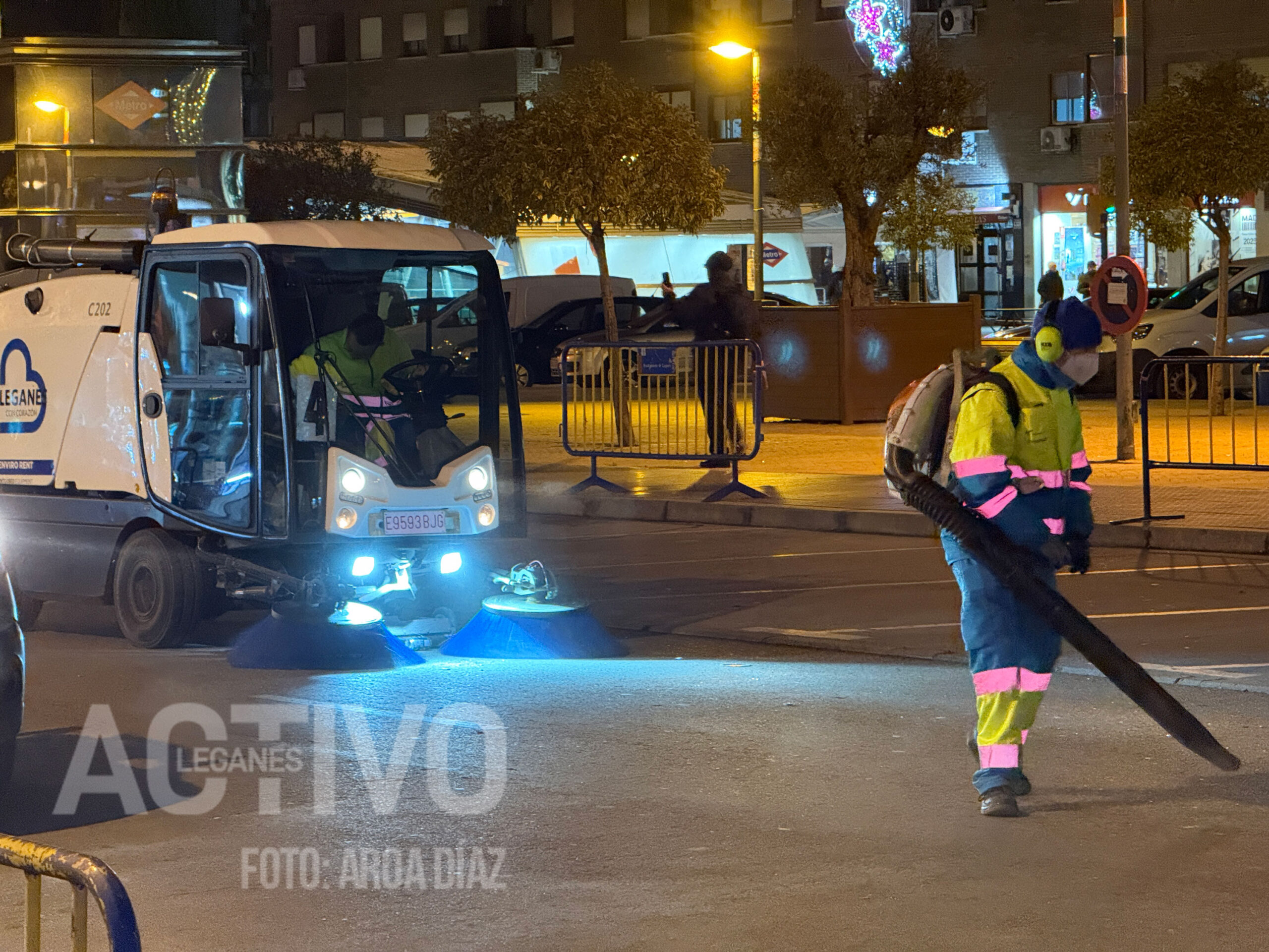 Operarios de limpieza trabajando en El Carrascal.
