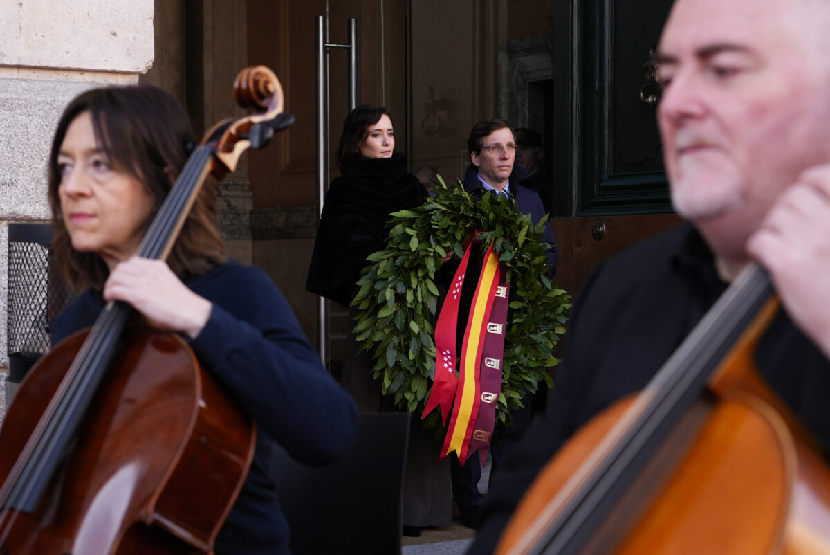Isabel Díaz Ayuso y Martínez Almeida portan una corona en honor a las víctimas del 11M.