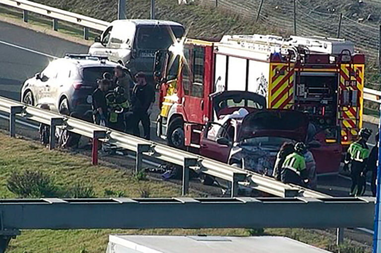 Una persecución policial en la M45 deja cinco detenidos y ocho agentes heridos