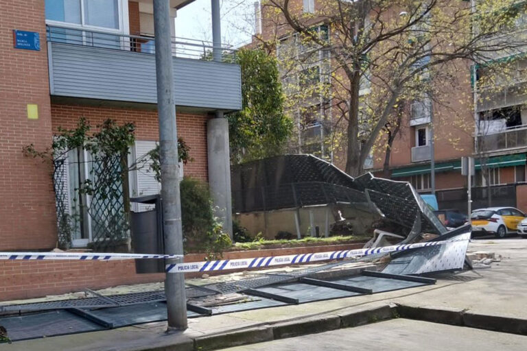 Una valla cae por el viento en Leganés y obliga a intervenir a la Policía