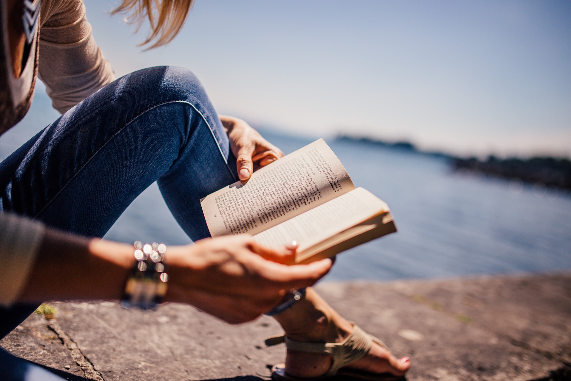 mujer leyendo libro