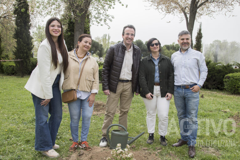 La influencer Jesica Noel visita la tercera plantación popular de Leganés