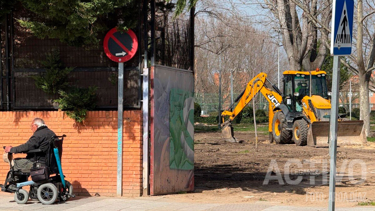 maquina de obra en la pradera de la piscina el carrascal