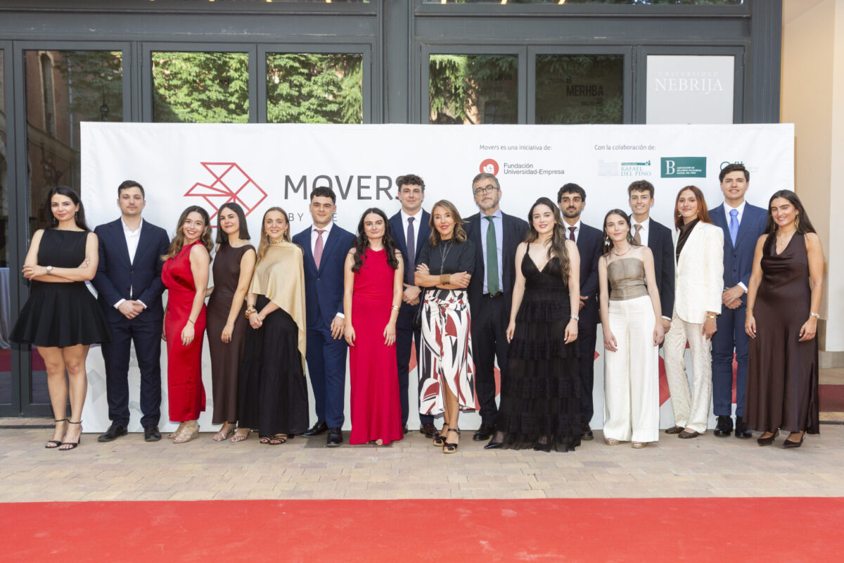 Estudiantes becados con Movers by FUE 2026