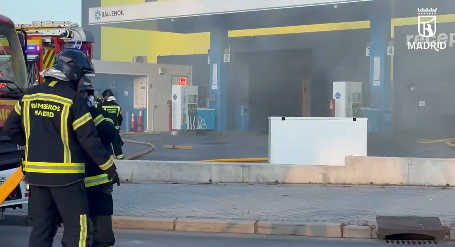 Bomberos trabajan en el incendio de trasteros en Villaverde