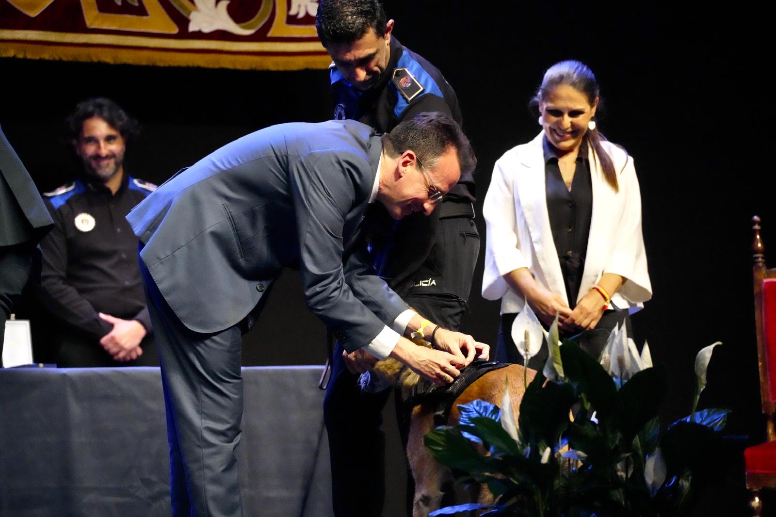 El alcalde impone la Medalla al mérito policial a una perra de la Unidad Canina