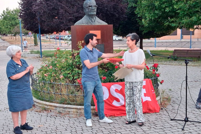 Isabel Allende Bussi, reconocida en Leganés en su visita el busto de su padre, Salvador Allende: «A toda una vida»
