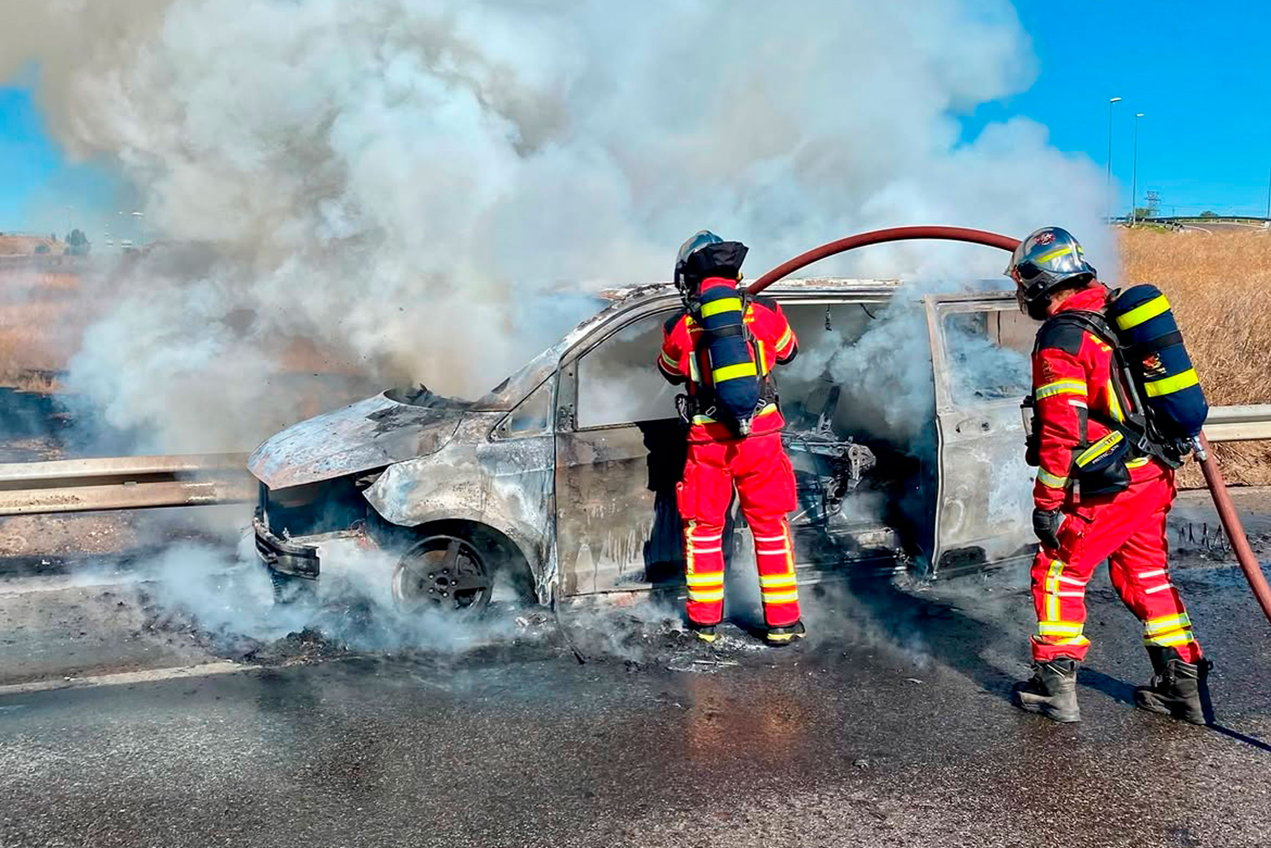 Bomberos sofocan el incendio de un vehículo en plena M409