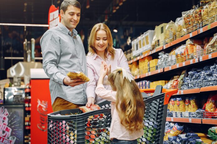 familia comprando supermercado