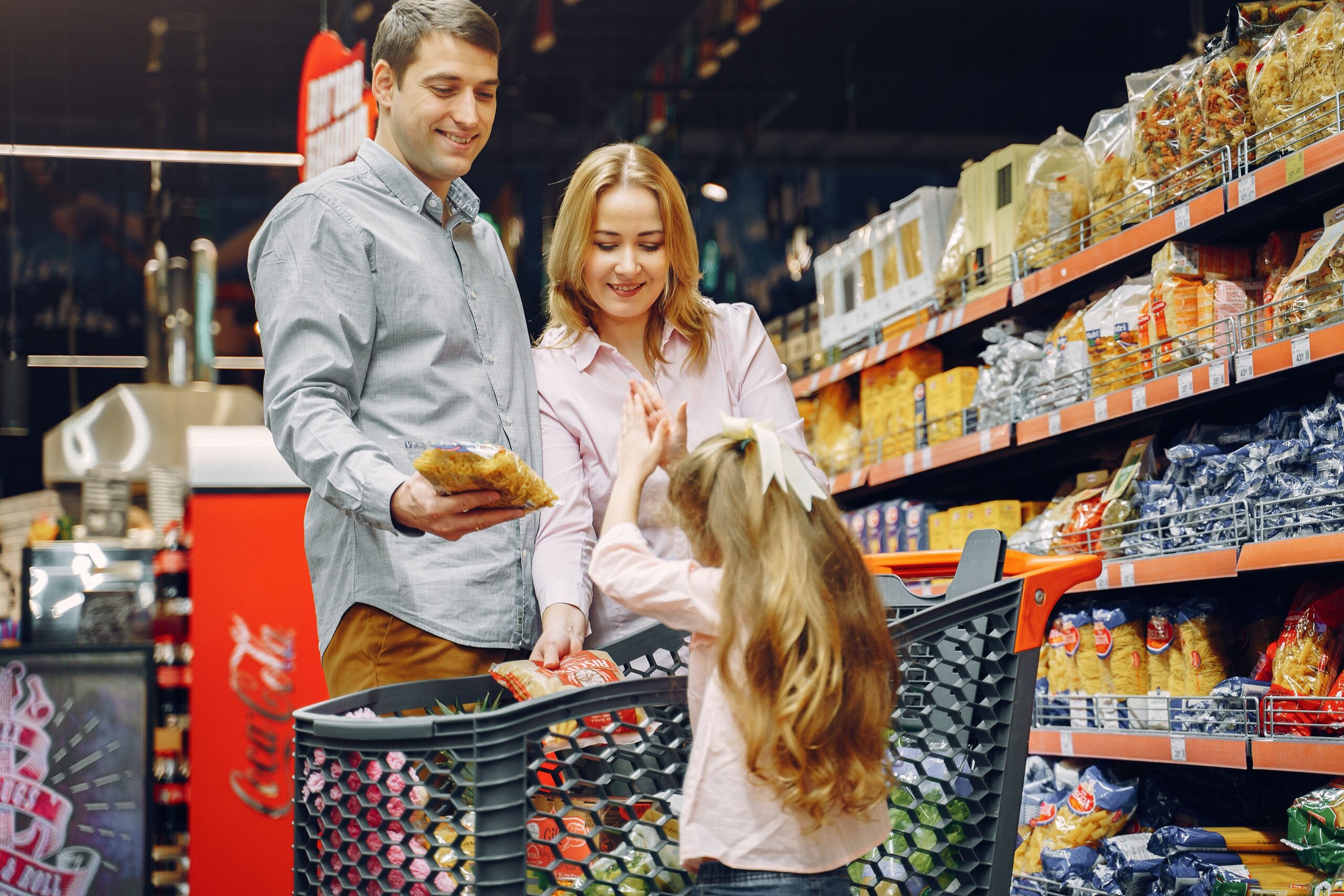 familia comprando supermercado