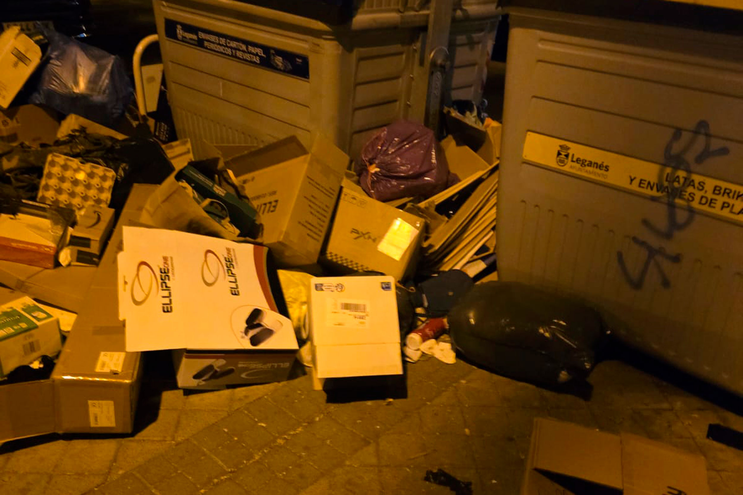Basura acumulada al lado de cubos de basura en Vereda de los Estudiantes.