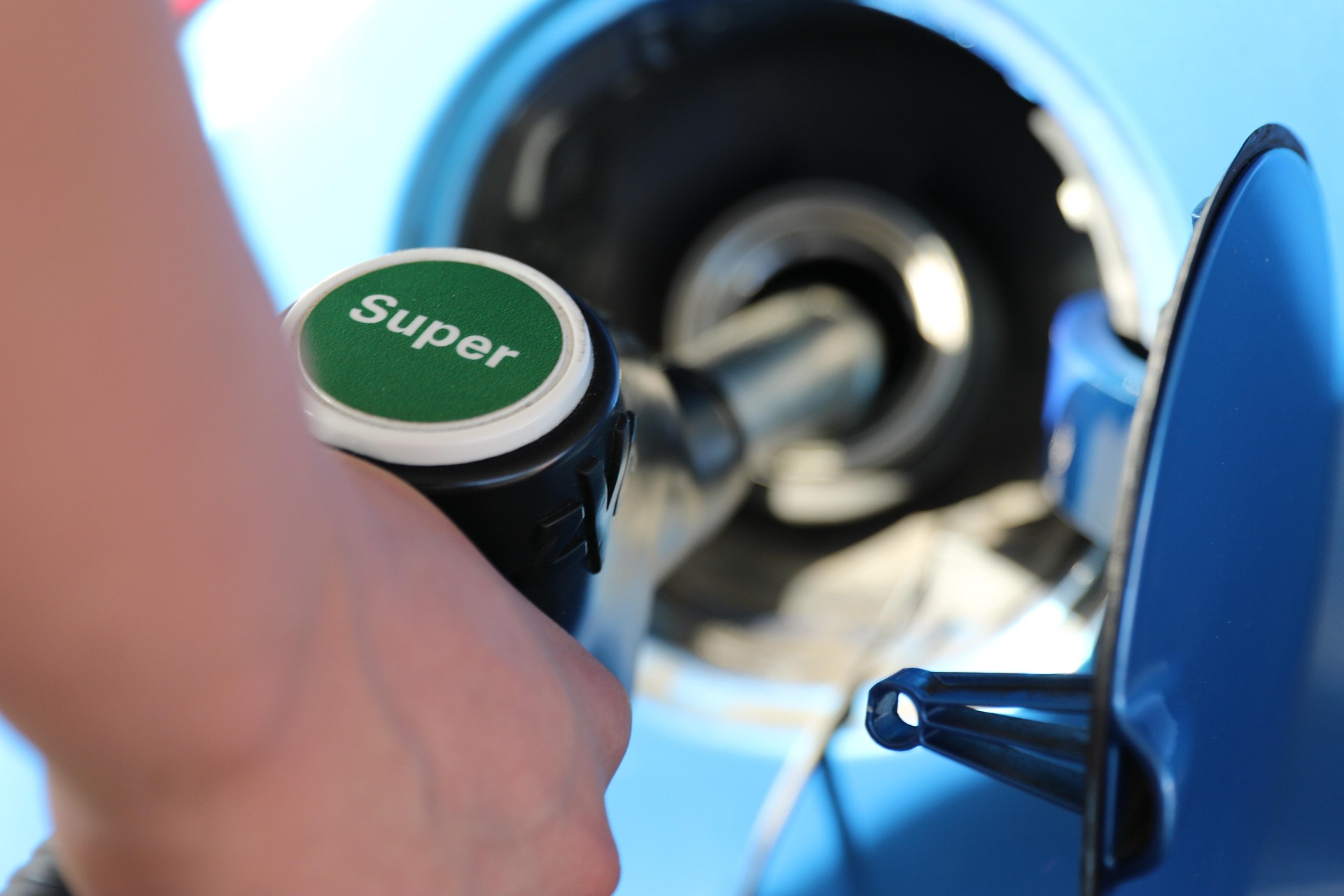 repostando gasolina en un coche