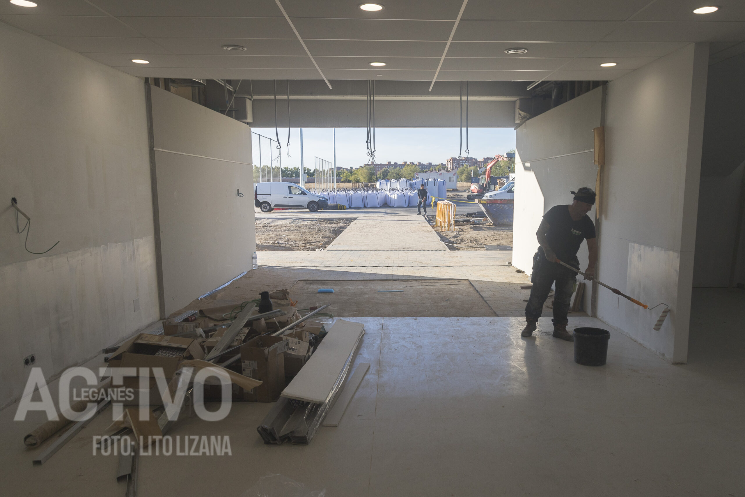 obrero pintando pared trabajo empleo