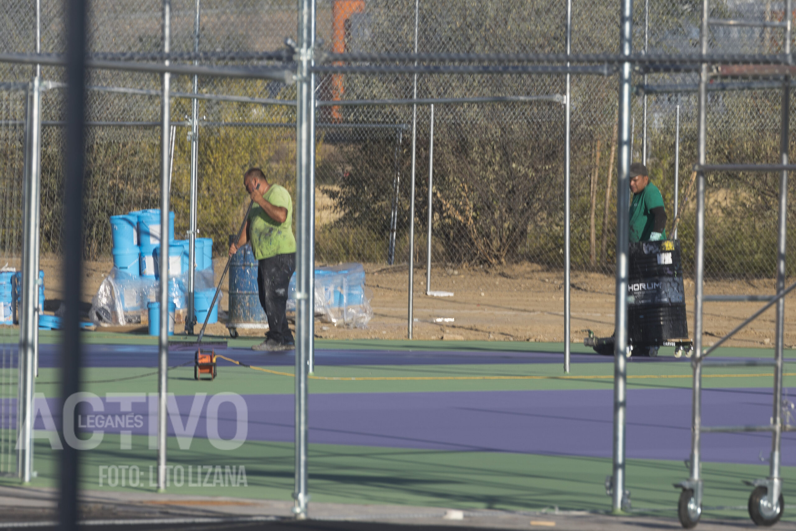 obreros trabajo pistas tenis polideportivo