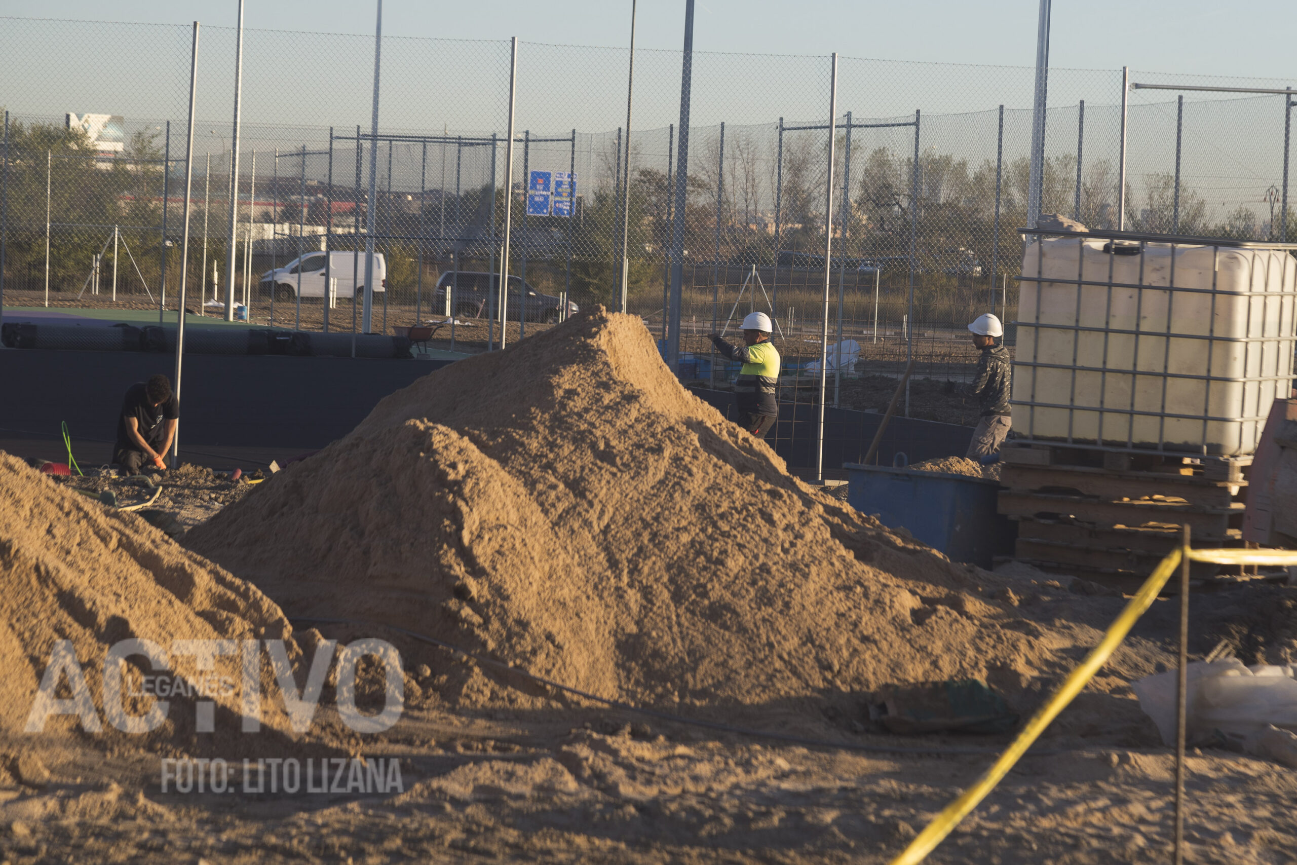 obreros en la construcción del polideportivo trabajo empleo