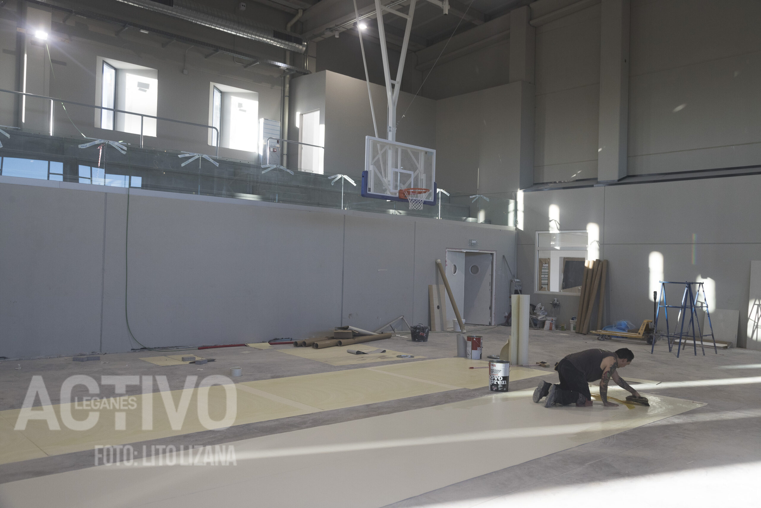 trabajador suelos pabellon polideportivo leganes norte